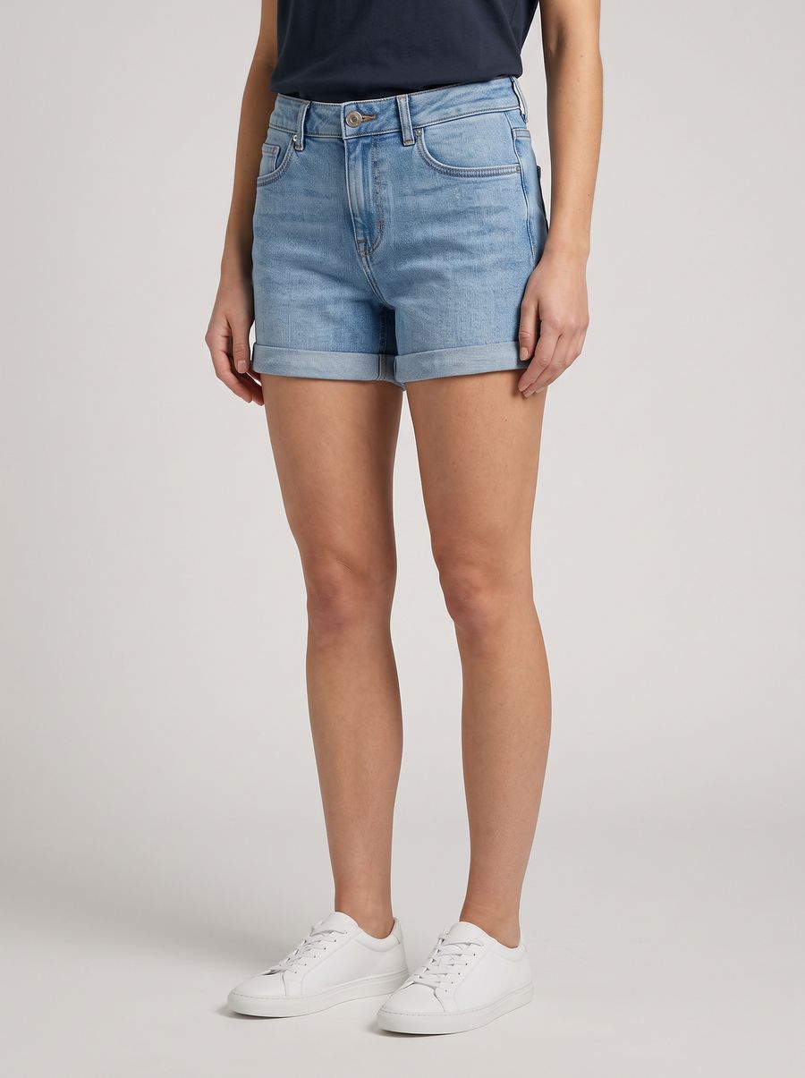 Short de denim con basta doblada y lavado bio-stone
